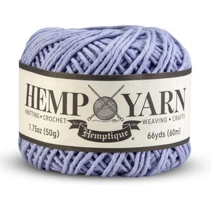 K&ouml;nnte beinhalten: Ein Kn&auml;uel helllila Hanfgarn mit einem Etikett mit der Aufschrift "HEMP YARN" und "Hemptique". Das Etikett gibt auch an, dass das Garn zum Stricken, H&auml;keln, Weben und Basteln geeignet ist. Das Kn&auml;uel enth&auml;lt 50g und 60m Garn.