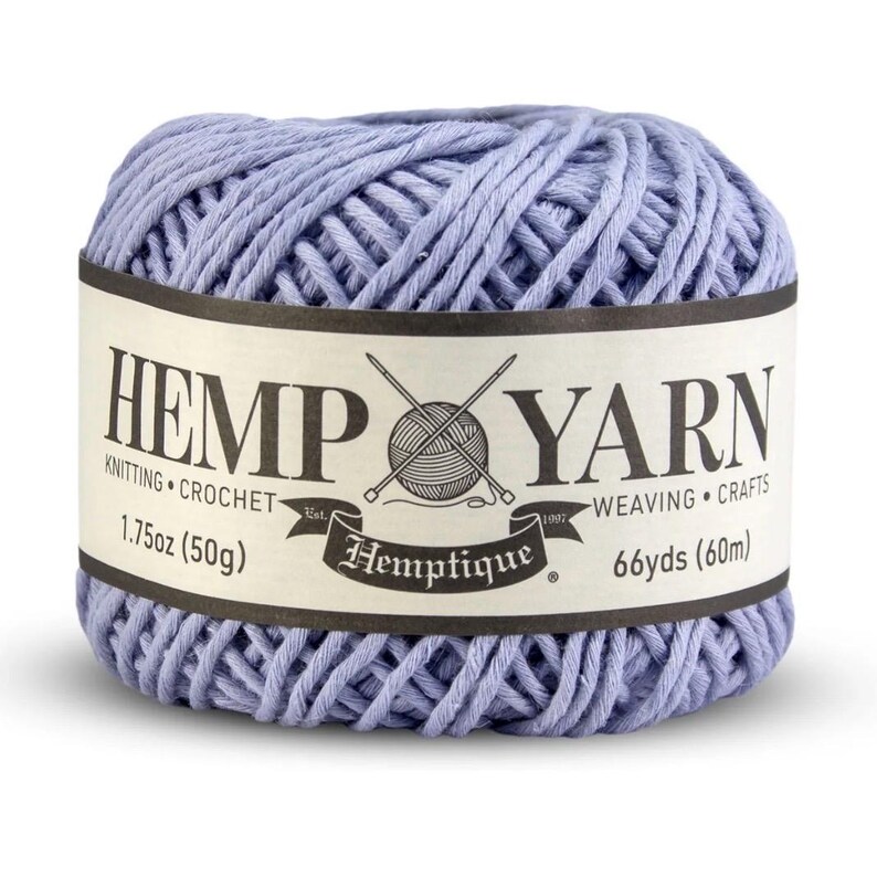 K&ouml;nnte beinhalten: Ein Kn&auml;uel helllila Hanfgarn mit einem Etikett mit der Aufschrift "HEMP YARN" und "Hemptique". Das Etikett gibt auch an, dass das Garn zum Stricken, H&auml;keln, Weben und Basteln geeignet ist. Das Kn&auml;uel enth&auml;lt 50g und 60m Garn.