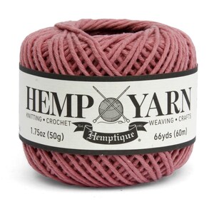 K&ouml;nnte beinhalten: Kugel aus staubrosa Hanfgarn mit wei&szlig;em Etikett. Das Etikett lautet "HEMP YARN" mit "KNITTING &bull; CROCHET" und "WEAVING &bull; CRAFTS" darunter. Die Kugel enth&auml;lt 50g und 60m Garn.