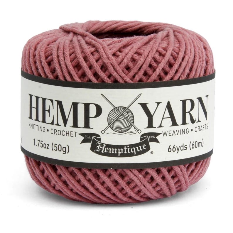 K&ouml;nnte beinhalten: Kugel aus staubrosa Hanfgarn mit wei&szlig;em Etikett. Das Etikett lautet "HEMP YARN" mit "KNITTING &bull; CROCHET" und "WEAVING &bull; CRAFTS" darunter. Die Kugel enth&auml;lt 50g und 60m Garn.