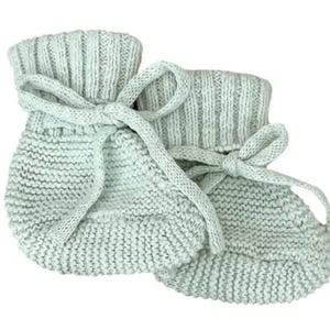 K&ouml;nnte beinhalten: Ein Paar hellgr&uuml;ne gestrickte Babyschuhe. Jeder Schuh hat einen umgeschlagenen Bund und wird mit einem passenden Band gebunden. Die Schuhe sind aus einem weichen, strukturierten Garn gefertigt, ideal f&uuml;r warme kleine F&uuml;&szlig;e.