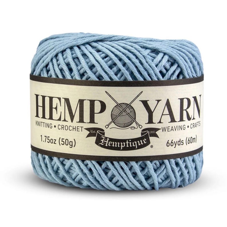 K&ouml;nnte beinhalten: Hellblaues Kn&auml;uel aus Hanfgarn mit dem Etikett "HEMP YARN" und "Hemptique". Das Etikett gibt an, dass das Garn zum Stricken, H&auml;keln, Weben und Basteln geeignet ist, mit 50g und 60m.