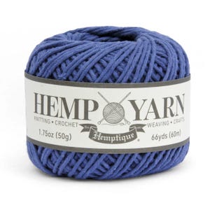 K&ouml;nnte beinhalten: Ein Kn&auml;uel blaue Hanfgarn mit einem wei&szlig;en Etikett. Das Etikett lautet "HEMP YARN" mit "Stricken, H&auml;keln, Weben, Basteln" darunter. Es wiegt 50g und ist 60m lang. Die Marke ist "Hemptique."