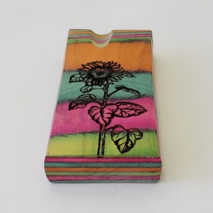 Pudełko na fajkę Rainbow Sunflower One Hitter Dugout Stash Box, mosiężny kij z tęczową ozdobą - fajka +4 małe mosiężne sitka do fajek - SZYBKA WYSYŁKA!