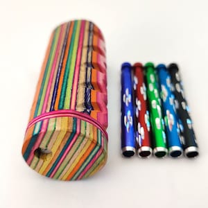 Caja de almacenamiento Rainbow Dugout de 4" con pipa de un solo golpe que se limpia fácilmente con un solo toque, bates autolimpiables, 10 rejillas de latón y pipa autolimpiable.