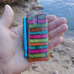Caja de almacenamiento Rainbow Dugout (con Push To Clean One Hitter, su elección de color), 4 pantallas para pipas, juego de pipas para fumar portátiles de bolsillo