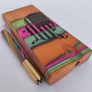 Caja de almacenamiento para un bate de un solo bate con bandera de EE. UU., bate de latón con madera de arcoíris, pipa para fumar y 4 pantallas de latón