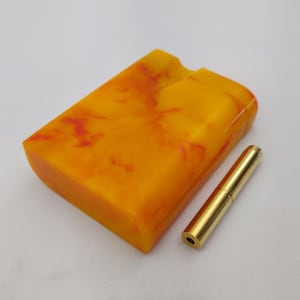 Pudełko akrylowe One Hitter Dugout Stash Box w kolorze pomarańczowym, z magnetyczną pokrywką, z mosiądzu - fajka +4 miniaturowe mosiężne sitka do fajek - SZYBKA WYSYŁKA!