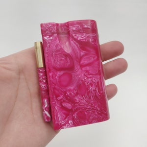 Różowy akrylowy pojemnik na fajkę One Hitter Dugout Stash Box, magnetyczna pokrywka, akrylowy kij - fajka +4 miniaturowe mosiężne sitka do fajek - SZYBKA WYSYŁKA!