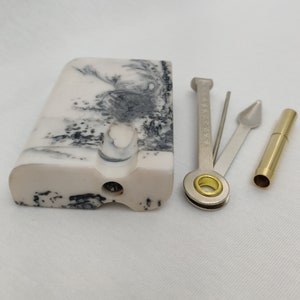 Akrylowy biały One Hitter Dugout, magnetyczny obrotowy schowek z pokrywką, mosiężny kij +10 miniaturowych sit do fajek, wykopany z pokerem