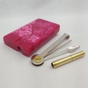 Różowy akrylowy pojemnik na drobiazgi One Hitter Dugout Stash Box, magnetyczna pokrywka, mosiężny kij +10 miniaturowych sit do fajek, wykopany z pokerem