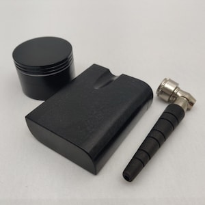 Pacote de um rebatedor de acrílico preto, tubo de ébano e metal com tampa de rosca, moedor de metal preto de 2&quot; + 5 telas grandes