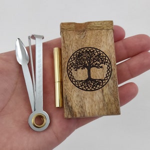 Skrzynka na drobiazgi Tree of Life Mango Dugout Stash Box z maksymalnie (3) kijami mosiężnymi One Hitter Brass - 3-calowy wykopany z kijem, zestaw narzędzi do czyszczenia fajki tytoniowej + sitka