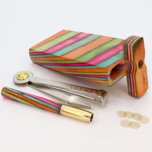 Rainbow 4" Dugout Stash Box - Mosiężna i drewniana fajka do palenia One Hitter Bat + 10 miniaturowych sit do fajek / Filtry mosiężne - wykopane z pogrzebaczem
