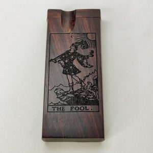 Sisso The Fool One Hitter Dugout Stash Box, mosiężny kij z ozdobą z drewna Sisso - fajka do palenia + 10 małych mosiężnych sitek do fajek - SZYBKA WYSYŁKA!