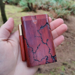 Redwood 4" Dugout i One Hitter Brass Bat z ozdobą Redwood + 4 sita - Dug Out Pipe - Stash Box - Wood Chillum, pudełko do przechowywania tytoniu