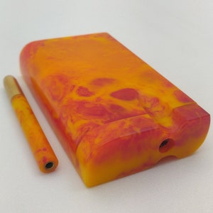 Pudełko akrylowe w kolorze pomarańczowym One Hitter Dugout Stash Box, magnetyczna pokrywka, akrylowy kij - fajka +4 małe mosiężne sitka do fajek - SZYBKA WYSYŁKA!