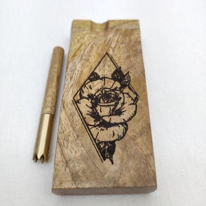 Mango Dugout Stash Box con grabado de rosas, latón y madera de mango One Hitter Bat / Smoking Pipe +4 Mini Brass Pipe Screens - ¡ENVÍO RÁPIDO!