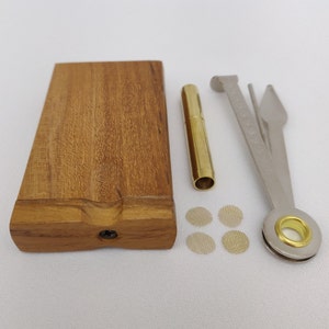Caja de almacenamiento Dugout de madera de teca marrón de 3" + su elección de 1 a 4 tubos One Hitter + 4 a 12 mini pantallas de latón, además de una opción de herramienta de limpieza