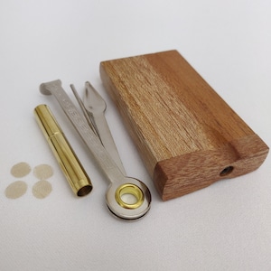 Caja de almacenamiento Dugout de madera de teca de oro rosa de 3" + su elección de 1 a 4 pipas One Hitter + 4 a 12 mini pantallas de latón, además de una opción de herramienta de limpieza