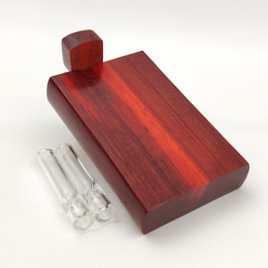 Mini-formaat 3&quot; Redwood Dugout Tabak Stash Box + (2) 2 Inch One Hitter Pipes / Glass Bats - Omnia&#39;s nieuwe release van kleine houten Stash Boxes!