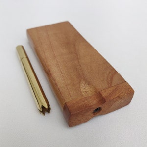 Dugout de teca de oro rosa de 4", caja de almacenamiento de madera con su elección de bate de un solo hit de latón (punta lisa a puntiaguda), más 4 minipantallas de latón