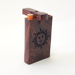Rosewood Sunny One Hitter Dugout Stash Box - zawiera 1 aluminiowy kij + 4 małe mosiężne siatki na kij - SZYBKA WYSYŁKA!