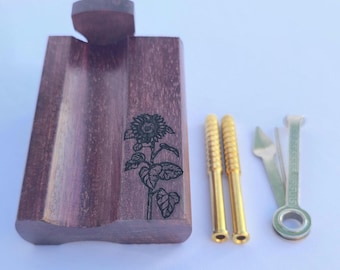 Caja de almacenamiento de mango con diseño de girasol (teñido en rosa), 2 bates de un solo golpe, encendedor incluido, madera de mango con tinte rosa, +8 rejillas para pipas y herramienta de limpieza