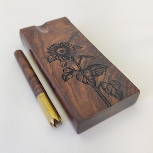 Pudełko na fajkę Sisso Sunflower One Hitter Dugout Stash Box, mosiężny kij z ozdobą z drewna Sisso - fajka +4 małe mosiężne sitka do fajek - SZYBKA WYSYŁKA!