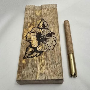 Dugout de madera de mango con flor de hibisco, caja de almacenamiento de madera con su elección de bate de un solo golpe de latón (punta lisa/con púas), 4 pantallas de latón