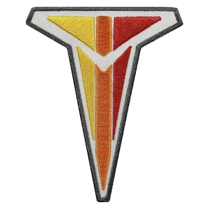 Könnte beinhalten: Ein gestickter Aufnäher in Form eines stilisierten Buchstabens T, mit weißen, roten und gelben Farben.