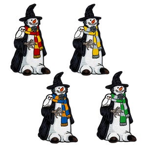 Puede incluir: Cuatro parches bordados de muñecos de nieve con sombreros y túnicas de brujo negros. Cada muñeco de nieve tiene una bufanda de diferente color: rojo y dorado, amarillo y gris, azul y dorado y verde y gris. Cada muñeco de nieve tiene un búho blanco en el hombro.