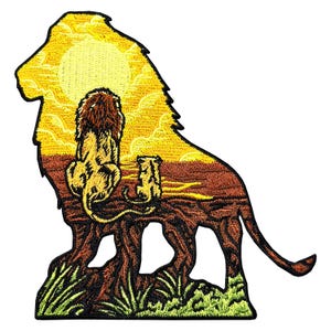 Puede incluir: Parche bordado con la silueta de un león con una escena de puesta de sol. El león es marrón y amarillo, con una melena y cola detalladas. El fondo muestra un sol amarillo, nubes y un paisaje de sabana. Hierba verde en la base.