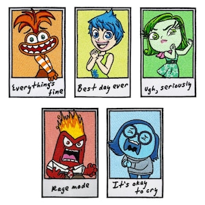 Può includere: Set di cinque toppe ricamate con personaggi del film d'animazione "Inside Out". Ogni toppa presenta un personaggio diverso con una frase corrispondente: "Everything's fine", "Best day ever", "Ugh, seriously", "Rage mode" e "It's okay to cry".