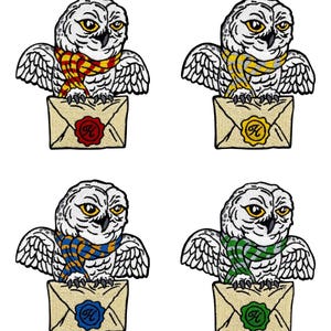 Puede incluir: Cuatro parches bordados con búhos blancos con ojos amarillos y bufandas estampadas en rojo/oro, amarillo/gris, azul/oro y verde/gris. Cada búho está sobre un sobre beige con un sello de cera.