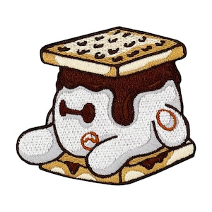 Pode incluir: Patch bordado com um personagem de s'more de desenho animado. O design inclui um corpo de marshmallow branco, chocolate e biscoitos Graham. O patch tem uma aparência costurada detalhada com cores marrom, bege e branco.