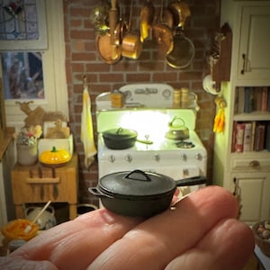 1:12 Puppenhaus Miniatur Vintage Gusseisen Pfanne mit Deckel
