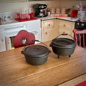 Puppenhaus Miniatur ""Gusseisen"" Dutch Ovens im Maßstab 1:12."