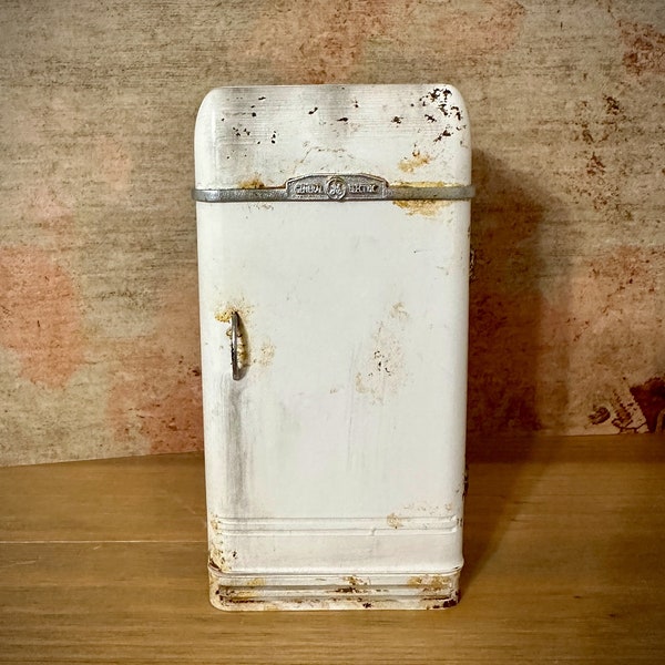 Dollhouse Miniature Non-Opening Dirty Old Rusty Refrigerator, Scale 1:12