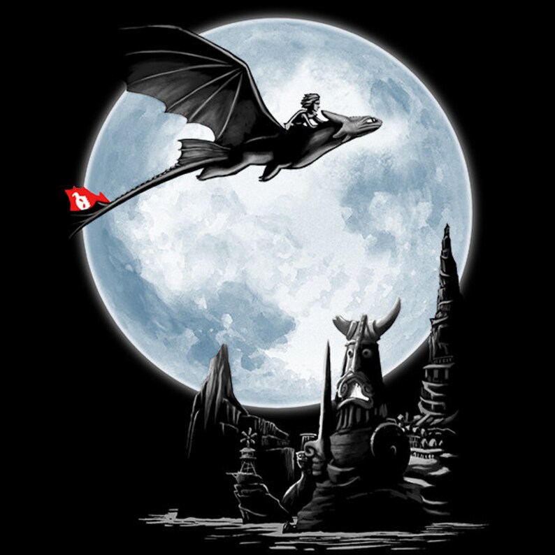 K&ouml;nnte beinhalten: Ein schwarzer Drache mit einem Reiter fliegt vor einem Vollmond. Der Drache hat gro&szlig;e Fl&uuml;gel und eine rote Flagge am Schwanz. Darunter ist eine Silhouette eines Dorfes mit hohen Strukturen vor dem Nachthimmel zu sehen.