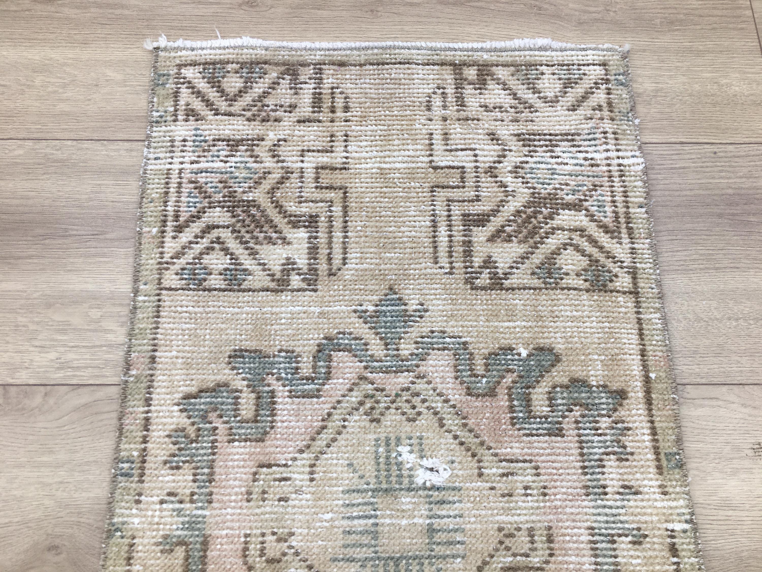 小さなヴィンテージラグ、ニュートラルラグ、化粧用ラグ、手作り