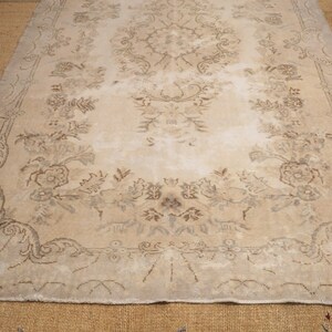 Alfombra neutra, alfombra en tonos tierra, alfombra hecha a mano, alfombra para sala de estar, alfombra anudada a mano, alfombra antigua, alfombra de lana, alfombra para dormitorio, 6.4 x 9.9 pies, RK 12401 imagen 9