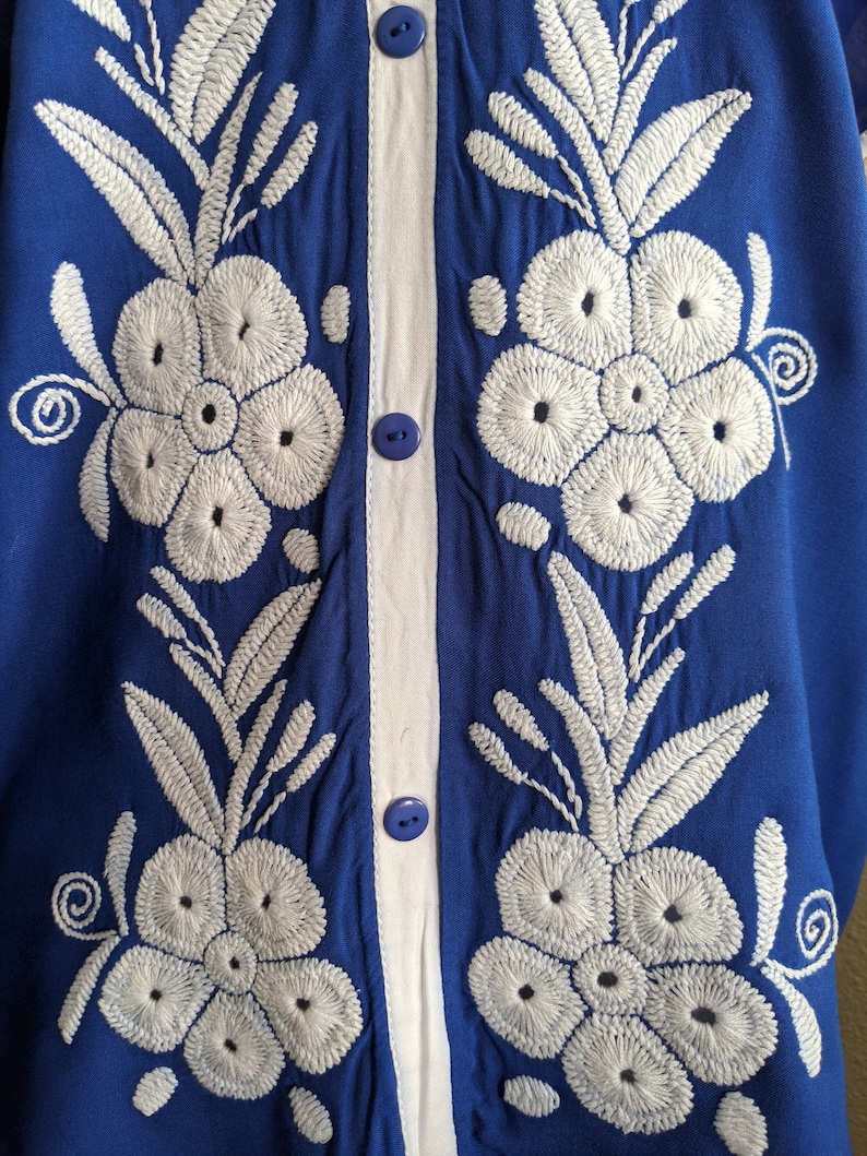 Bordada Made in Oaxaca Mexico Blusa azul con flores blancas Blue and white embroidered blouse