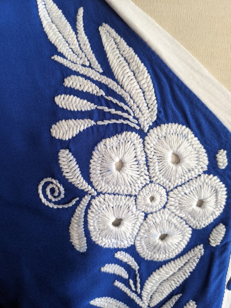 Bordada Made in Oaxaca Mexico Blusa azul con flores blancas Blue and white embroidered blouse