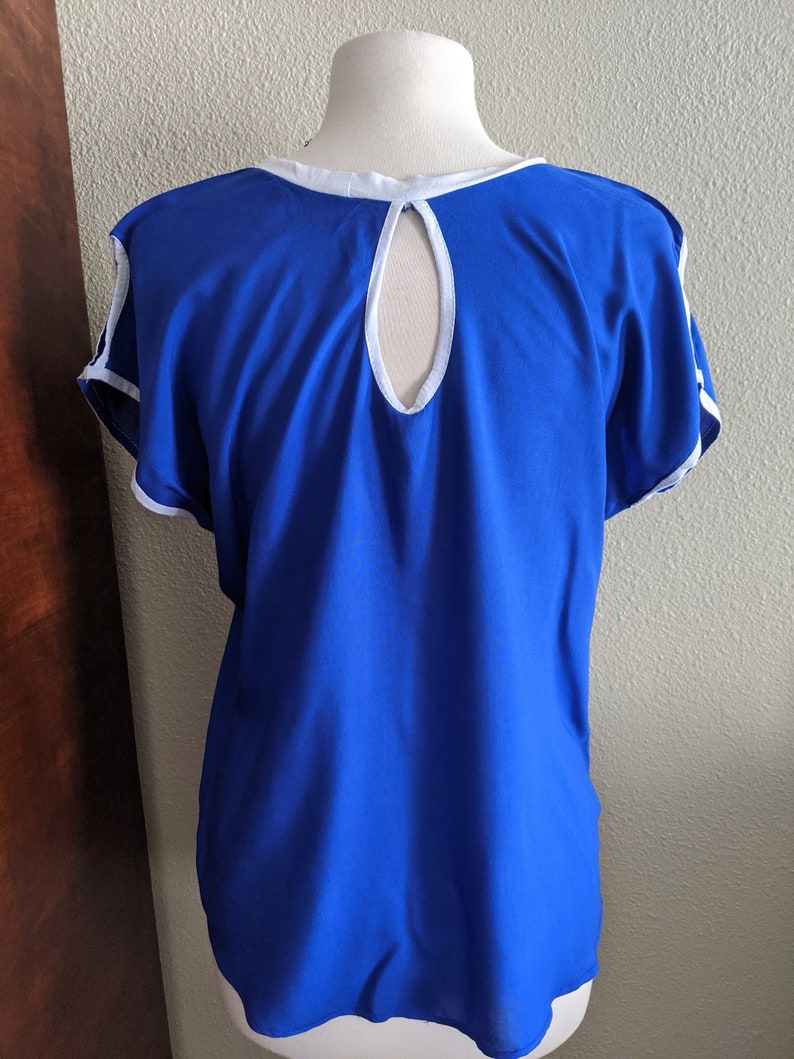 Bordada Made in Oaxaca Mexico Blusa azul con flores blancas Blue and white embroidered blouse