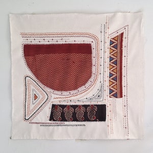 Textielkunst rood zwart gewatteerde muurkunst, geborduurd tapijt met kanthasteken