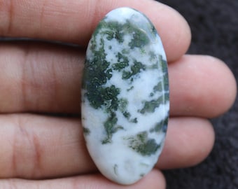 Pode incluir: Cabochão oval de ágata verde e branca com um padrão de redemoinho.