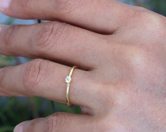 Zierlicher Diamantring, massives 14K 18K Gold, kleiner Ring, kleiner Verlobungsring, Versprechensring, minimalistische Ringe, einfacher Golddünner Solitärring
