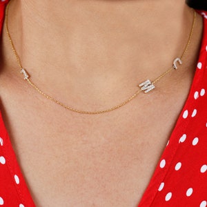 Collar inicial de diamantes de tres letras, collar de diamantes laterales, regalos personalizados, oro macizo de 14k, collar del alfabeto lateral, diamante real