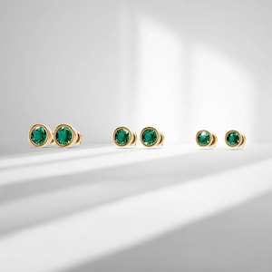 Brincos de pino de esmeralda 14k, brincos de esmeralda com bisel, esmeralda natural, ouro branco sólido 14k/ouro amarelo, delicado/pequeno/presente, pedra do mês de maio